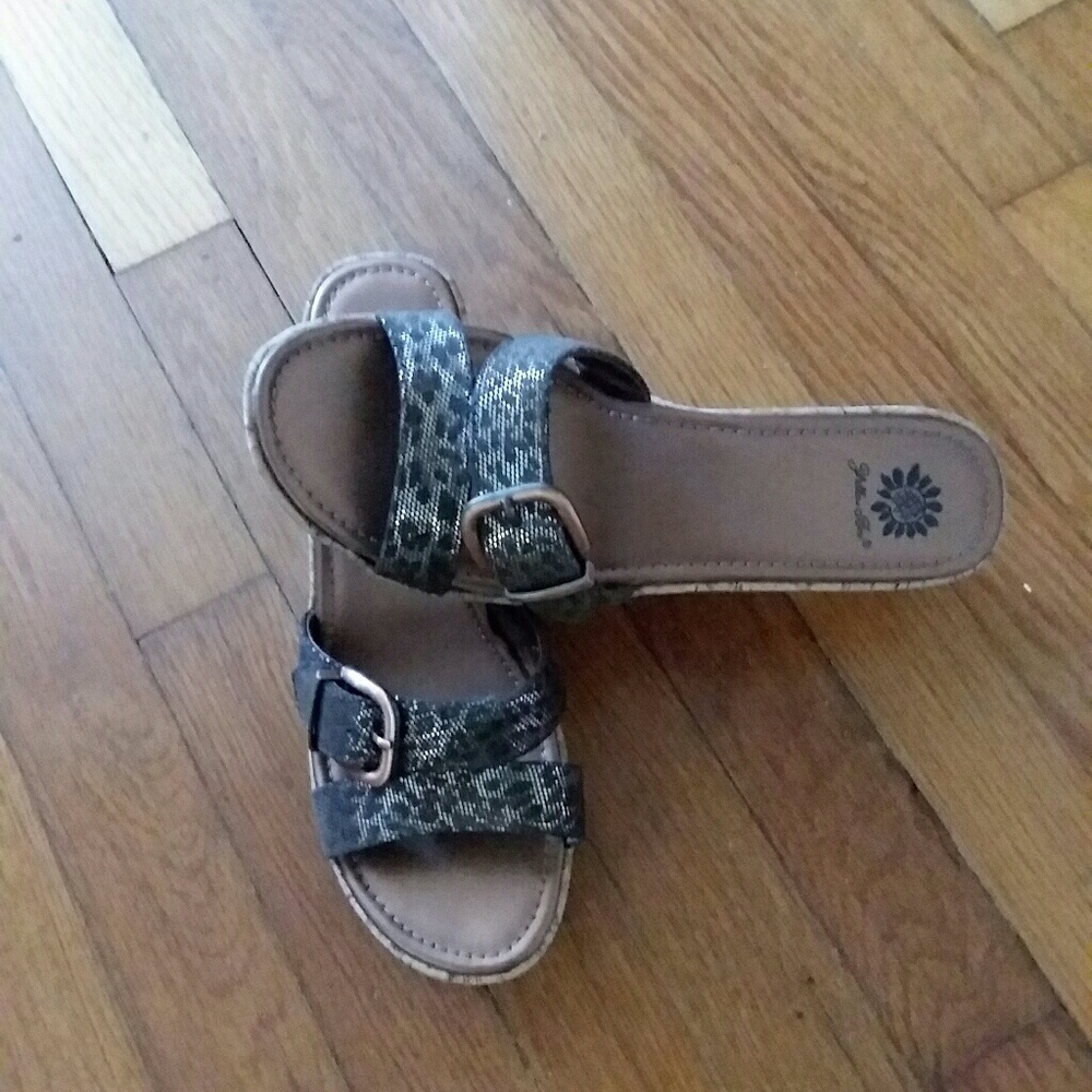 ⬇Reduced!⬇NWOT YELLOWBOX wedge sandals leopard